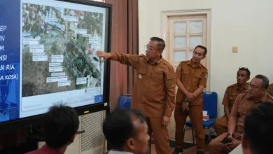 Wali Kota Bima, H. A. Rahman H. Abidin saat menghadiri pemaparan final design Kolam Retensi Amahami dan Taman Ria, Senin, 11 Mei 2026.