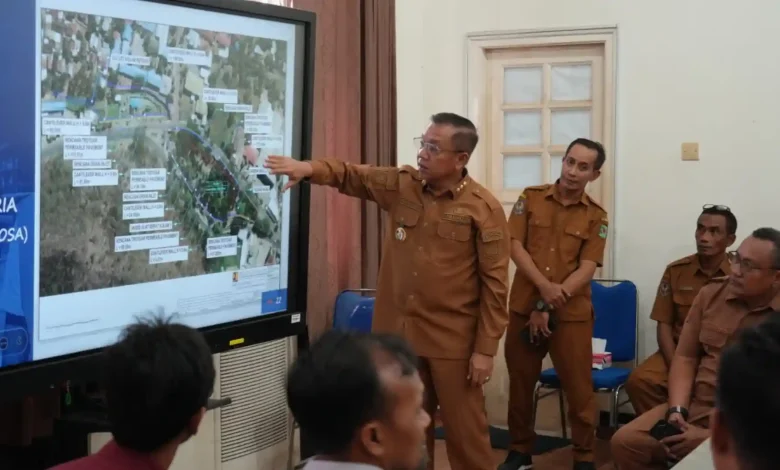 Wali Kota Bima, H. A. Rahman H. Abidin saat menghadiri pemaparan final design Kolam Retensi Amahami dan Taman Ria, Senin, 11 Mei 2026.