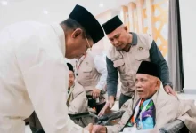 Bupati Lombok Timur, Haerul Warisin (kiri) saat melepas JCH menuju Tanah Suci di Asrama Haji Lombok, Sabtu, 2 Mei 2026.