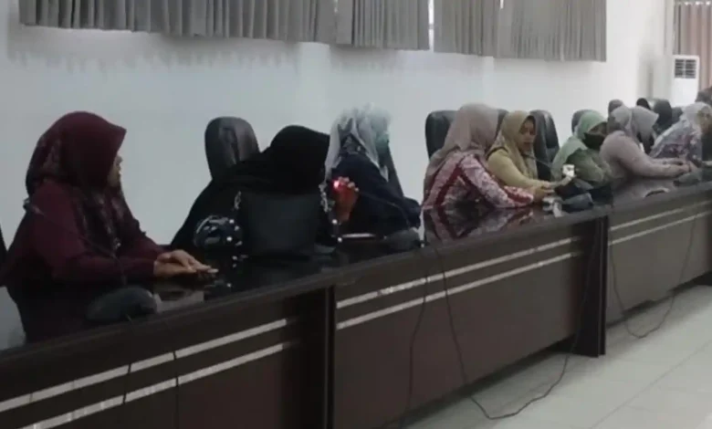 Perwakilan 31 honorer Lobar yang mengadu ke Dewan karena merasa tak adil diberhentikan sepihak oleh Pemkab, Kamis, 18 Juni 2026, yang lalu.