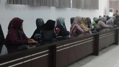 Perwakilan 31 honorer Lobar yang datang untuk mencurahkan kekecewaan mereka atas pemberhentian yang Pemkab Lobar lakukan, di aula Fraksi DPRD Lobar, Kamis, 18 Juni 2026.