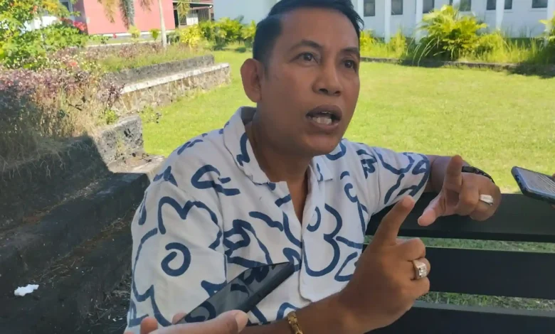 Wakil Ketua Komisi IV DPRD Lobar, Dr. Syamsuriansyah saat menceritakan masalah data warga Lobar yang masih banyak bermasalah, Selasa, 30 Juni 2026.