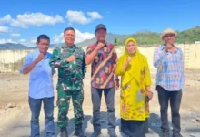Kepala UPTD Pengelolaan Pasar Tana Mira, Erny Patriani (kedua dari kanan) mengecek kesiapan lahan Kopdes Merah Putih bersama jajaran teknis dan TNI di kawasan Pasar Tana Mira, Taliwang, Sumbawa Barat beberapa waktu lalu.