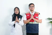Direktur Umum dan Keuangan PT Air Minum Giri Menang (AMGM), Aini Kurniati (kiri) dan Direktur Operasional PT AMGM, Dadi Rahman (kanan) saat menyampaikan permintaan terbuka pada Rabu, 22 Juli 2026, setelah Dirut terjaring OTT KPK.